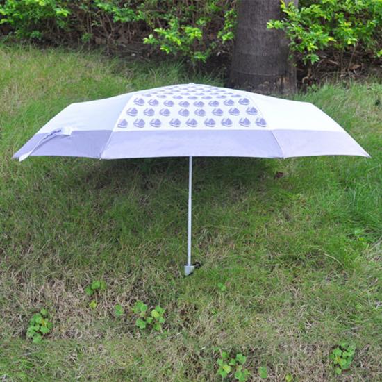 Benutzerdefinierte Handbuch offener weißer 3-facher Regenschirm