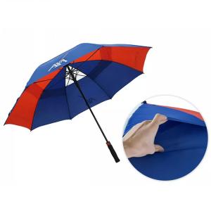 Retro-Regenschirm mit Holzgriff im Vintage-Stil
